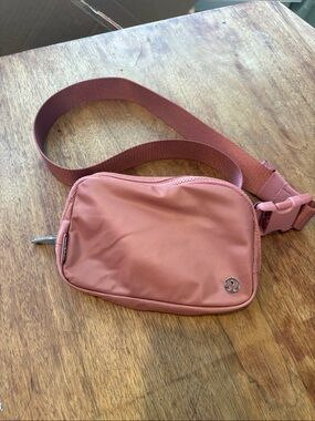 lululemon athletica Rose Pink Crossbody Everywhere Belt Bag